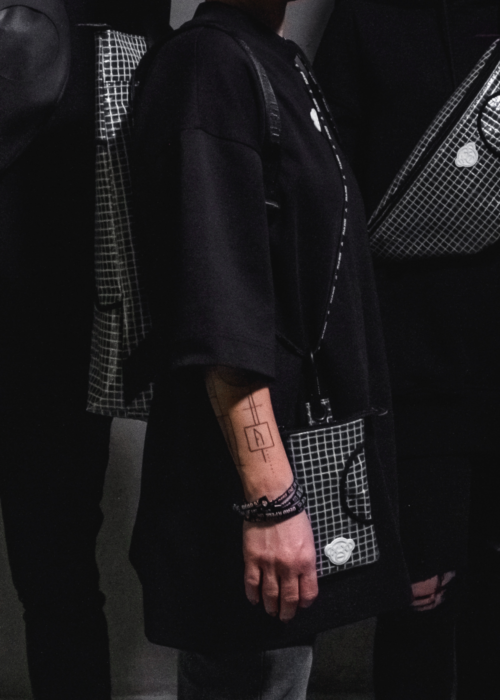 Responsible Streetfashion // Mini Umhängetasche aus robuster Gitterplane mit DEAD APE 3D Icon Patch – spende 10% zur Rettung der Orang-Utans. // Mini shoulderbag made from tough mesh tarpaulin with DEAD APE 3D icon patch – donate 10% to safe the orangutans.