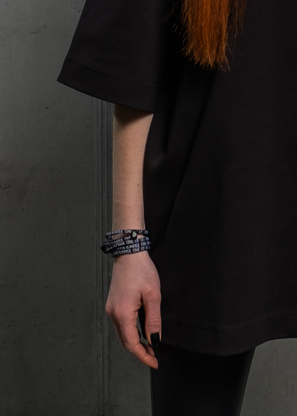 Armband mit speziell gewebtem OneOfUs Schriftzug – Spende 10% zur Rettung der Orang-Utans. // Bracelet with woven OneOfUs lettering – donate 10% to safe the orangutans.