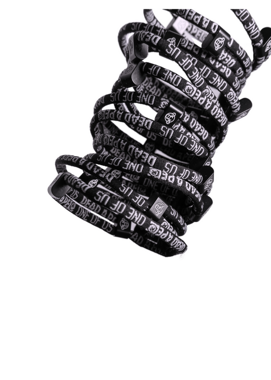 Armband mit speziell gewebtem OneOfUs Schriftzug – Spende 10% zur Rettung der Orang-Utans. // Bracelet with woven OneOfUs lettering – donate 10% to safe the orangutans.