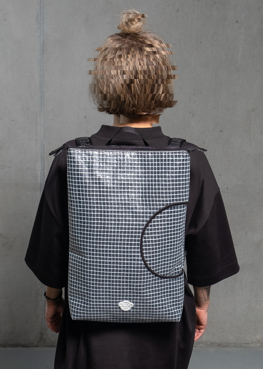 Rucksack aus robuster Gitterplane mit 15" Laptop Fach und DEAD APE 3D Icon Patch – Spende 10% zur Rettung der Orang-Utans. // Backpack made from tough mesh tarpaulin with a compartment for 15" Laptops and DEAD APE 3D icon patch – donate 10% to save the orangutans.