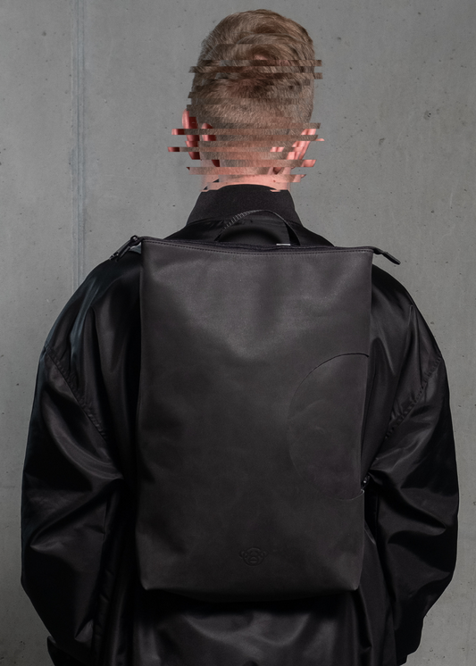 Responsible Streetfashion // Rucksack aus geschliffenem Leder mit 15" Laptop Fach und geprägtem DEAD APE Icon Patch – Spende 10% zur Rettung der Orang-Utans. // Backpack made from polished leather with a compartment for 15" Laptops and embossed DEAD APE icon patch – donate 10% to safe the orangutans.