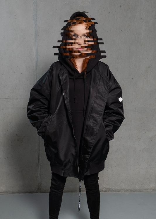 Responsible Streetfashion // Lange Bomberjacke, oversized, mit "Red Ape" Innenfutter und DEAD APE 3D Icon Patch – spende 10% zur Rettung der Orang-Utans. // Long Bomberjacket, oversized, with "Red Ape" lining and DEAD APE 3D icon patch – donate 10% to safe the orangutans.