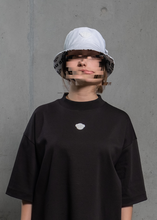 Zweiseitiger Bucket Hat mit DEAD APE 3D Icon Patch und Allover-Print – Spende 10% zur Rettung der Orang Utans. // Two-sided Bucket Hat with DEAD APE 3D icon patch and allover-print – donate 10% to safe the orangutans.