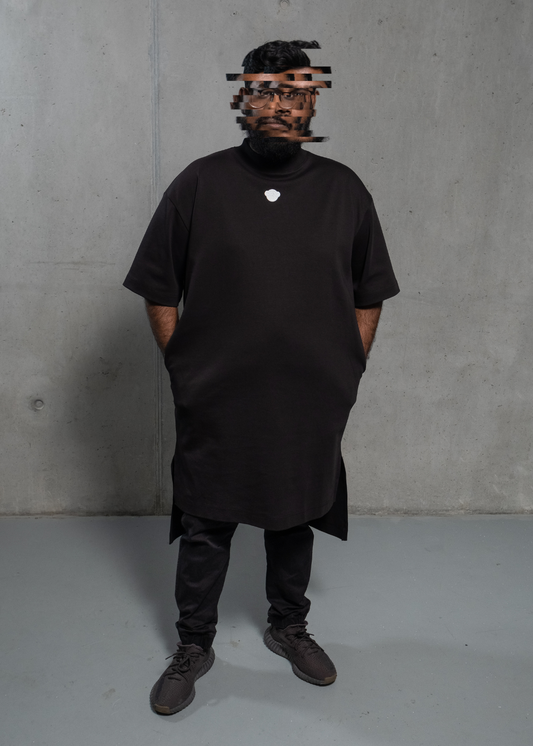 Responsible Streetfashion // Extra langes oversized heavy T-Shirt, 300gsm, mit DEAD APE 3D Icon Patch – spende 10% zur Rettung der Orang-Utans. // Extra long oversized heavy t-shirt, 300gsm, with DEAD APE 3D icon patch – donate 10% to safe the orangutans.