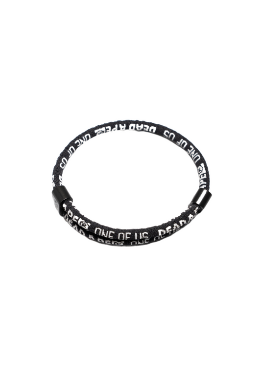 Armband mit speziell gewebtem OneOfUs Schriftzug – Spende 10% zur Rettung der Orang-Utans. // Bracelet with woven OneOfUs lettering – donate 10% to safe the orangutans.