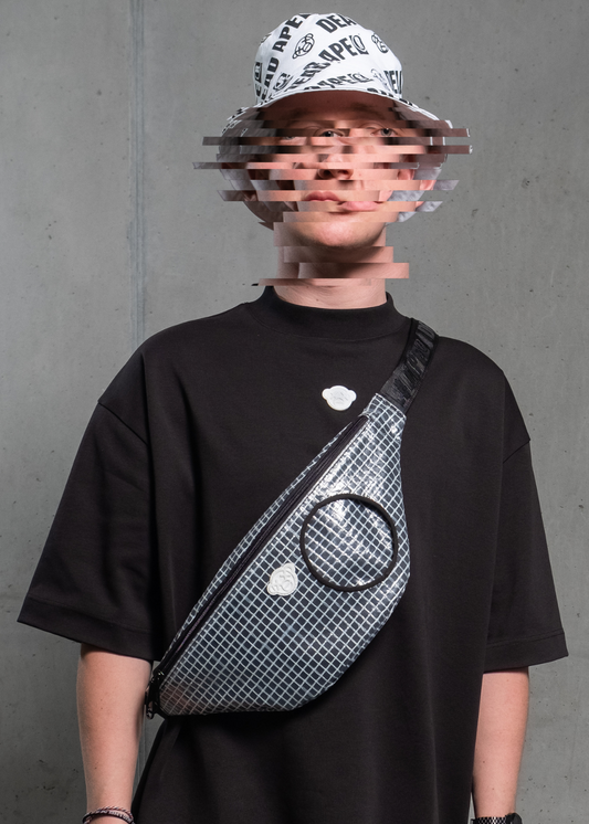 Hip-Bag aus robuster Gitterplane mit DEAD APE 3D Icon Patch – spende 10% zur Rettung der Orang-Utans. // Hip-Bag made from tough mesh tarpaulin with DEAD APE 3D icon patch – donate 10% to safe the orangutans.