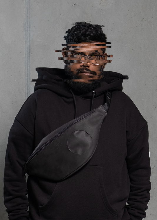 Hip-Bag aus geschliffenem Leder mit geprägtem DEAD APE Icon Patch – spende 10% zur Rettung der Orang-Utans. // Hip-Bag made from polished leather with embossed DEAD APE icon patch – donate 10% to safe the orangutans.