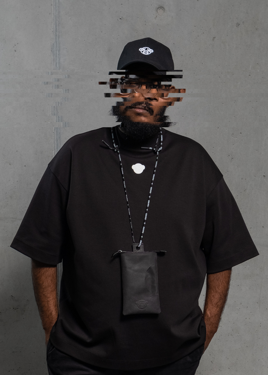 Responsible Streetfashion // Mini Umhängetasche aus geschliffenem Leder, mit geprägtem DEAD APE Icon Patch – spende 10% zur Rettung der Orang-Utans. // Mini shoulderbag made from polished leather with embossed DEAD APE icon patch – donate 10% to safe the orangutans.